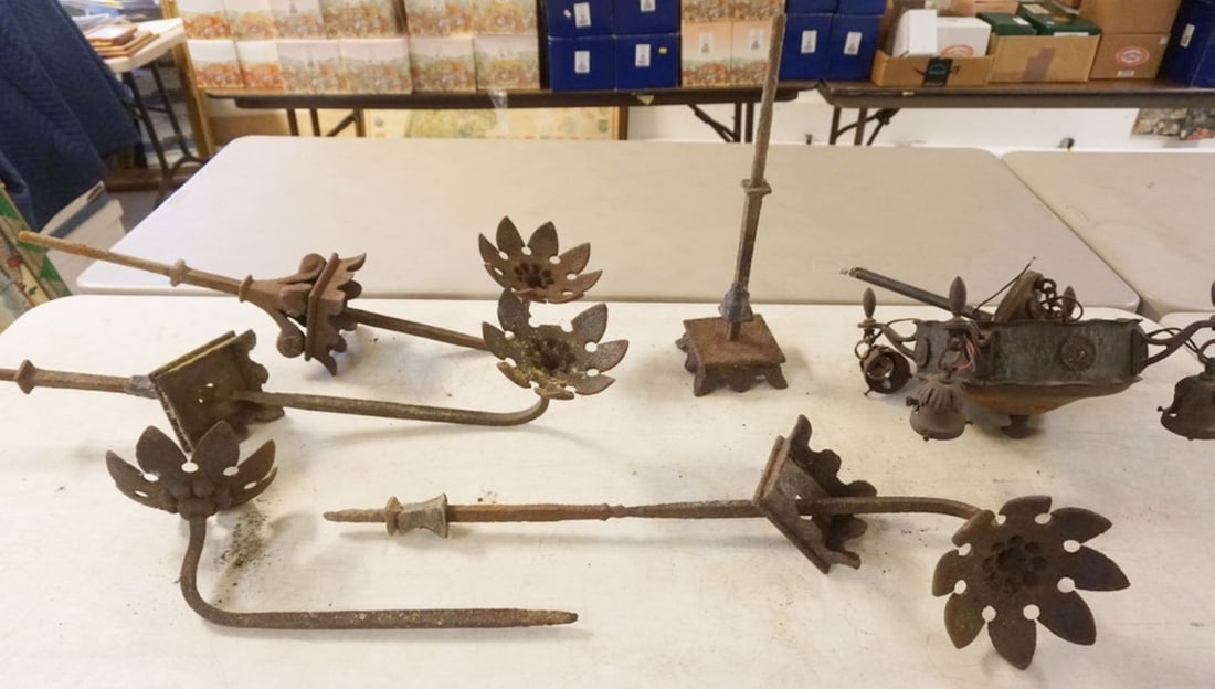 GROUP OF CAST IRON BRACKETS AND METAL CHANDELIER: GROUP OF CAST IRON PETAL SHAPED BRACKETS AND HANGING METAL CHANDELIER