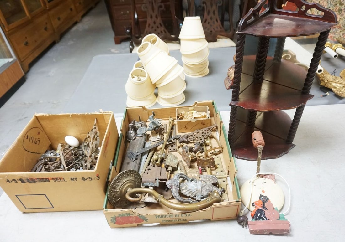 GROUP OF ASSORTED ANTIQUE & VINTAGE HARDWARE: GROUP OF ASSORTED ANTIQUE & VINTAGE HARDWARE, HANGING SHELF APPROXIMATELY 11 IN X 21 IN HIGH, LAMP