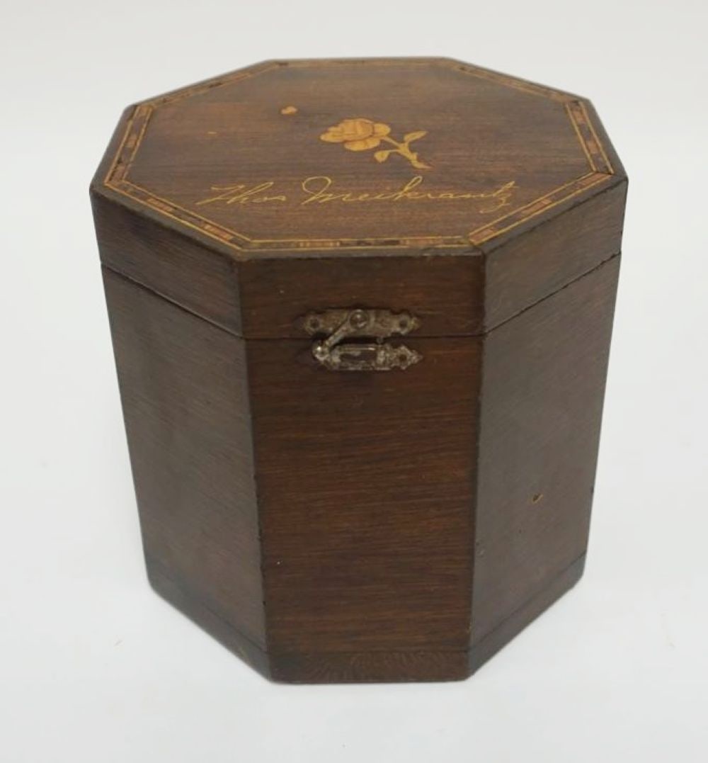 ANTIQUE FEDERAL OCTAGON HINGED LID BOX: ANTIQUE FEDERAL OCTAGON HINGED LID BOX W/INLAID BANDED BORDER & ROSE ON LID, APPROXIMATELY 6 IN X 6 IN X 6 IN