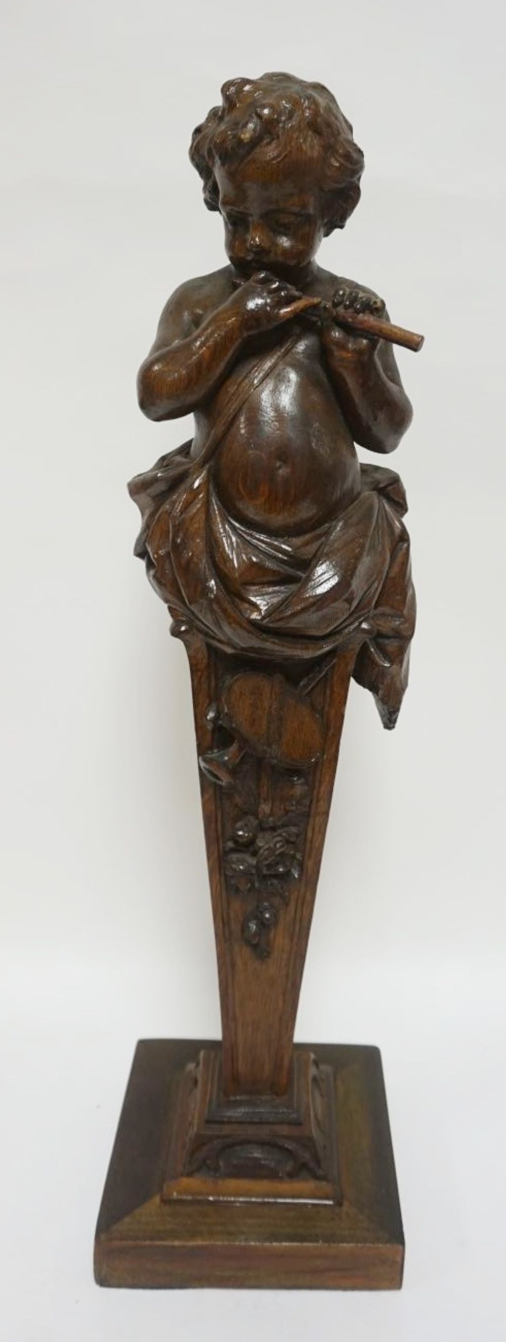 CARVED OAK CHERUB PLAYING FLUTE: CARVED OAK CHERUB PLAYING FLUTE