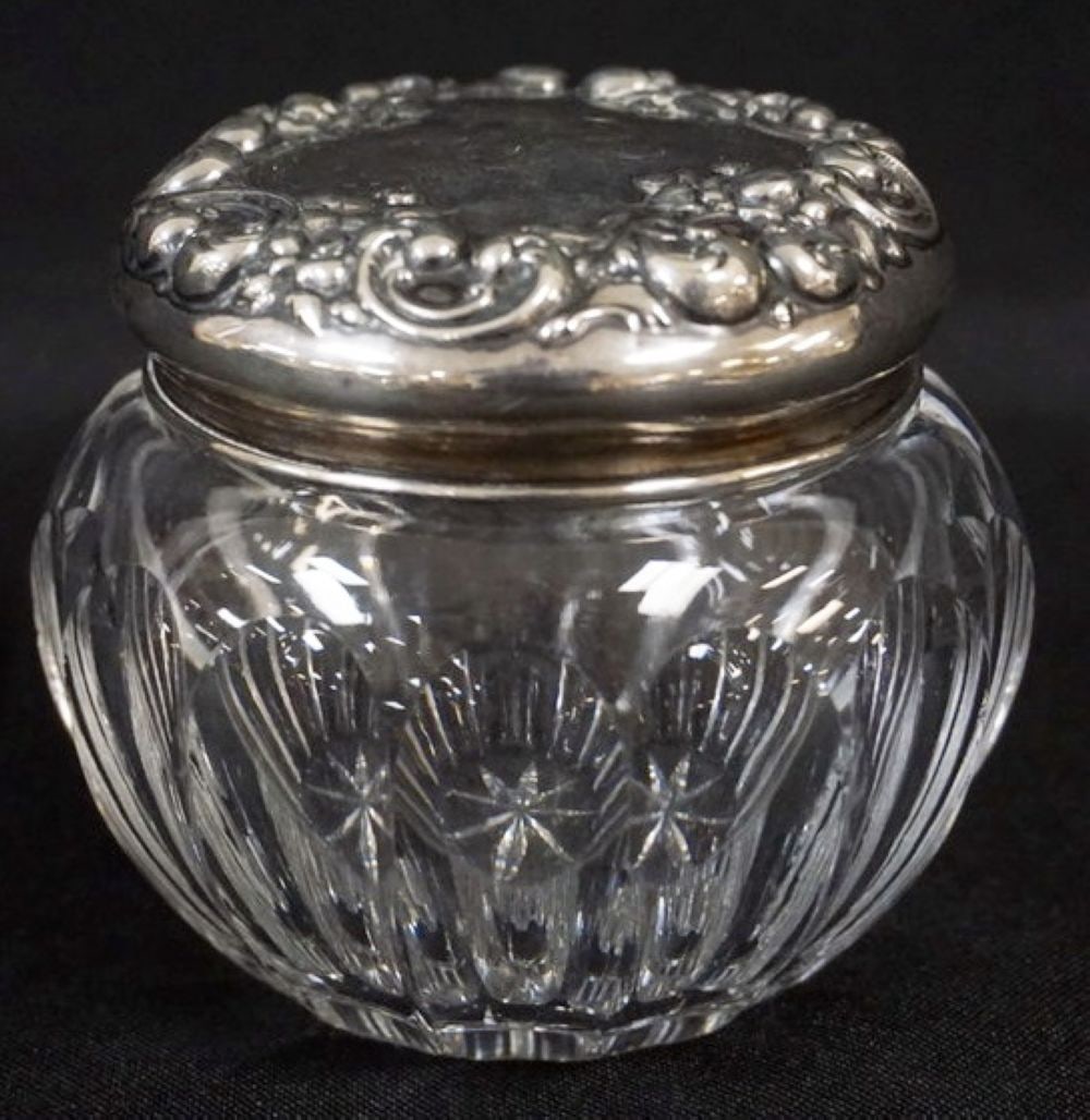ANTIQUE STERLING SILVER & CUT GLASS DRESSER JAR: ANTIQUE STERLING SILVER & CUT GLASS DRESSER JAR, GROUND & POLISHED BASE, APPROXIMATELY 3 1/2 IN X 3 1/4 IN. THE DIAMETER OF THE VERY BOTTOM OF THE JAR IS APPROXIMATELY 2 1/2 IN.