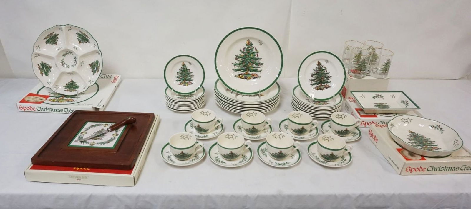 SPODE CHRISTMAS DINNERWARE (1 of 6)