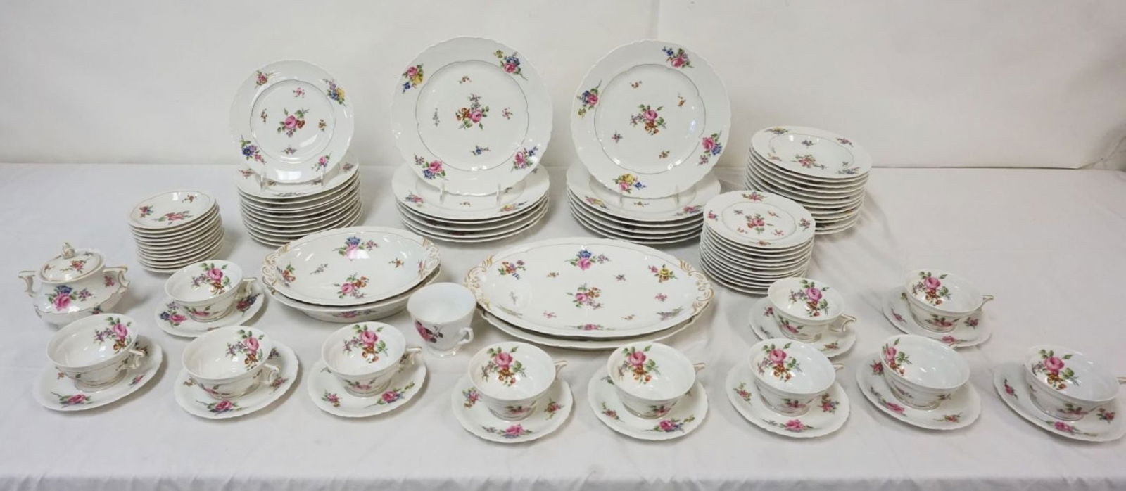HAVILAND LIMOGES CHANTELET DINNERWARE: HAVILAND LIMOGES CHANTELET DINNERWARE 76 PIECES INCLUDING 12-10 1/2 IN PLATES, 12-7 3/4 IN BOWLS, 12-6 3/4 IN PLATES, 12-5 IN BOWLS, 11 CUPS & SAUCERS PLUS TRAYS