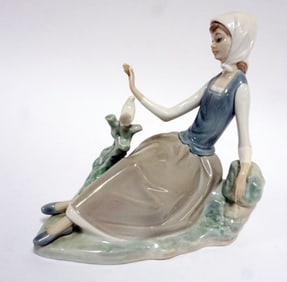 LLADRO PORCELAIN FIGURE