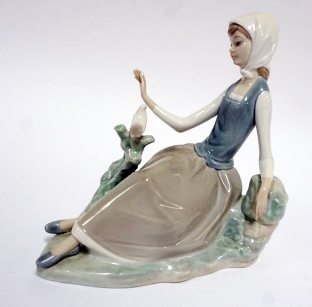 LLADRO PORCELAIN FIGURE: LLADRO PORCELAIN FIGURE *SHEPHERDESS AND DOVE* #4660, APPROXIMATELY 7 IN HIGH