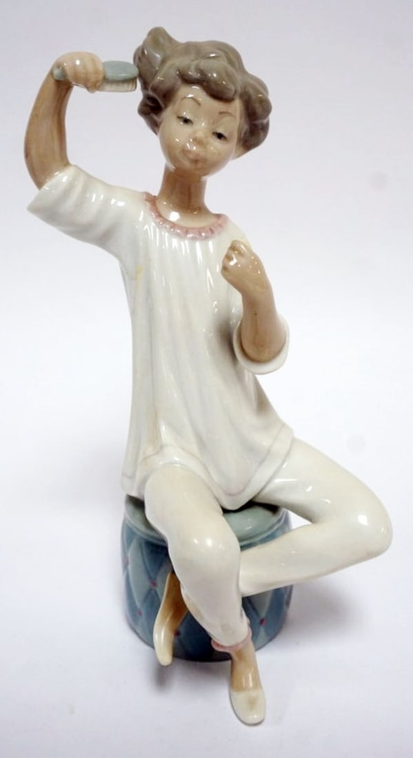LLADRO PORCELAIN FIGURE: LLADRO PORCELAIN FIGURE *GIRL WITH BRUSH* APPROXIMATELY 8 1/2 IN HIGH