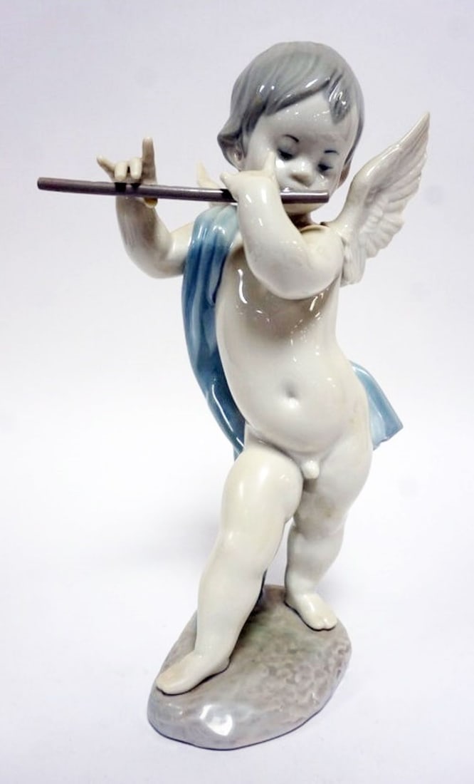 LLADRO PORCELAIN FIGURE: LLADRO PORCELAIN FIGURE *ANGEL WITH FLUTE* APPROXIMATELY 11 IN HIGH