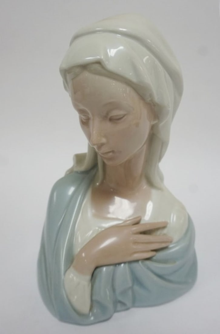LLADRO PORCELAIN FIGURE: LLADRO PORCELAIN FIGURE *MADONNA* APPROXIMATELY 9 IN HIGH