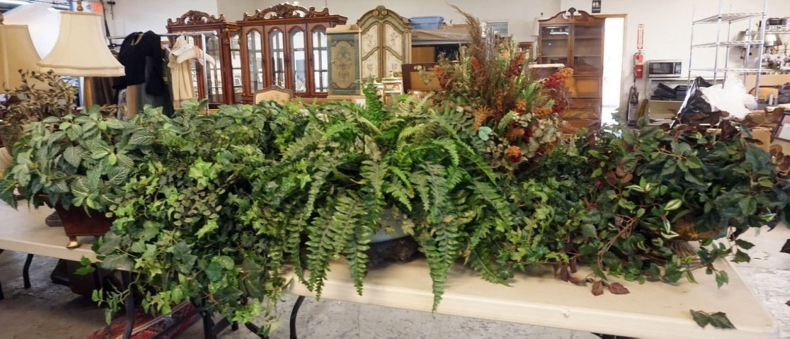 ASSORTMENT OF ARTIFICAL PLANTS IN PLANTERS: LARGE ASSORTMENT OF ARTIFICAL PLANT ASSORTMENTS IN PLANTERS