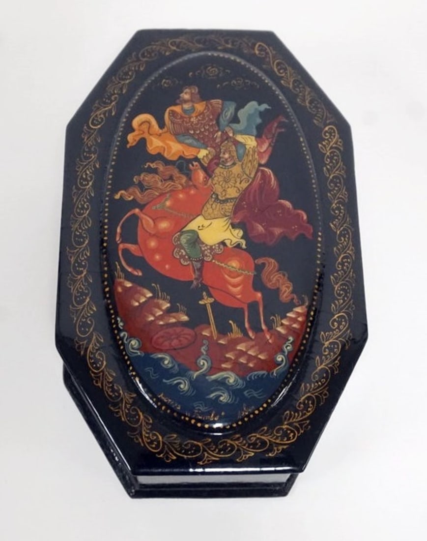 RUSSIAN LACQUERED BOX: RUSSIAN LACQUERED BOX, APPROXIMATELY 6 IN X 3 1/2 IN X 1 1/2 IN H