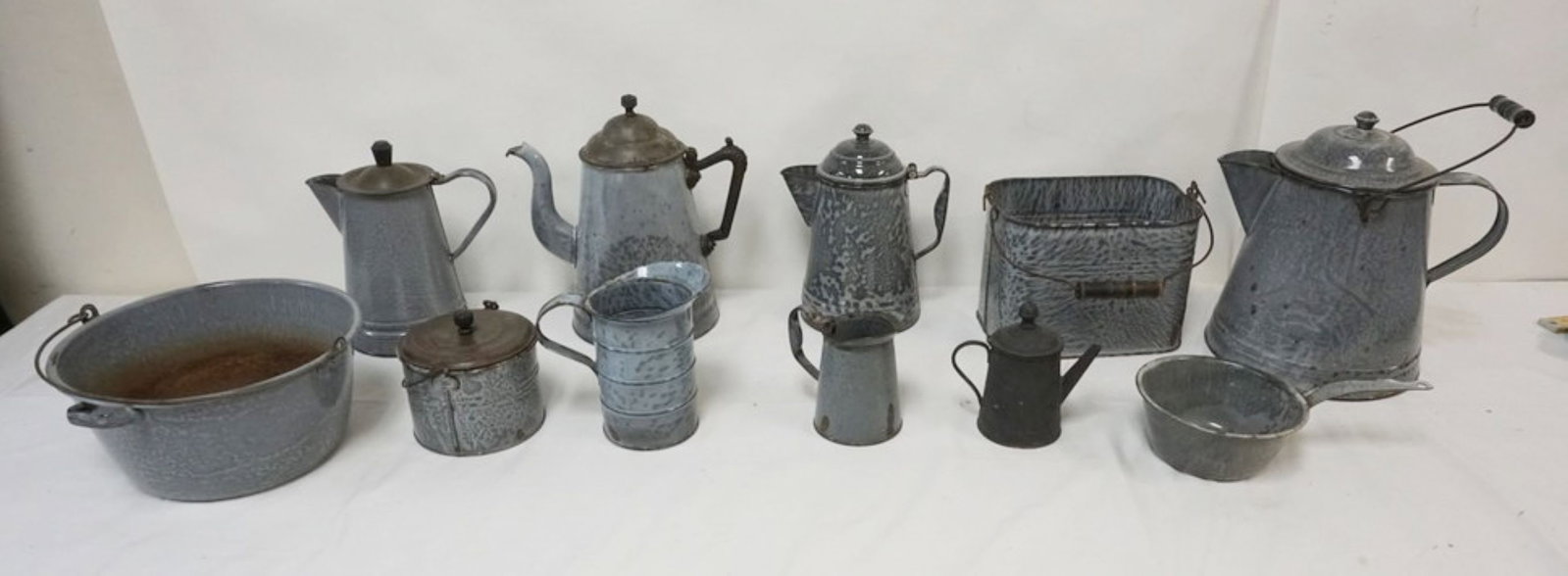 ASSORTED GREY ENAMELWARE: LARGE GROUP OF ASSORTED ENAMELWARE INCLUDING COFFEE POTS, GROWLER, PAIL, ETC., LARGEST PIECE APPROXIMATELY 12 IN H