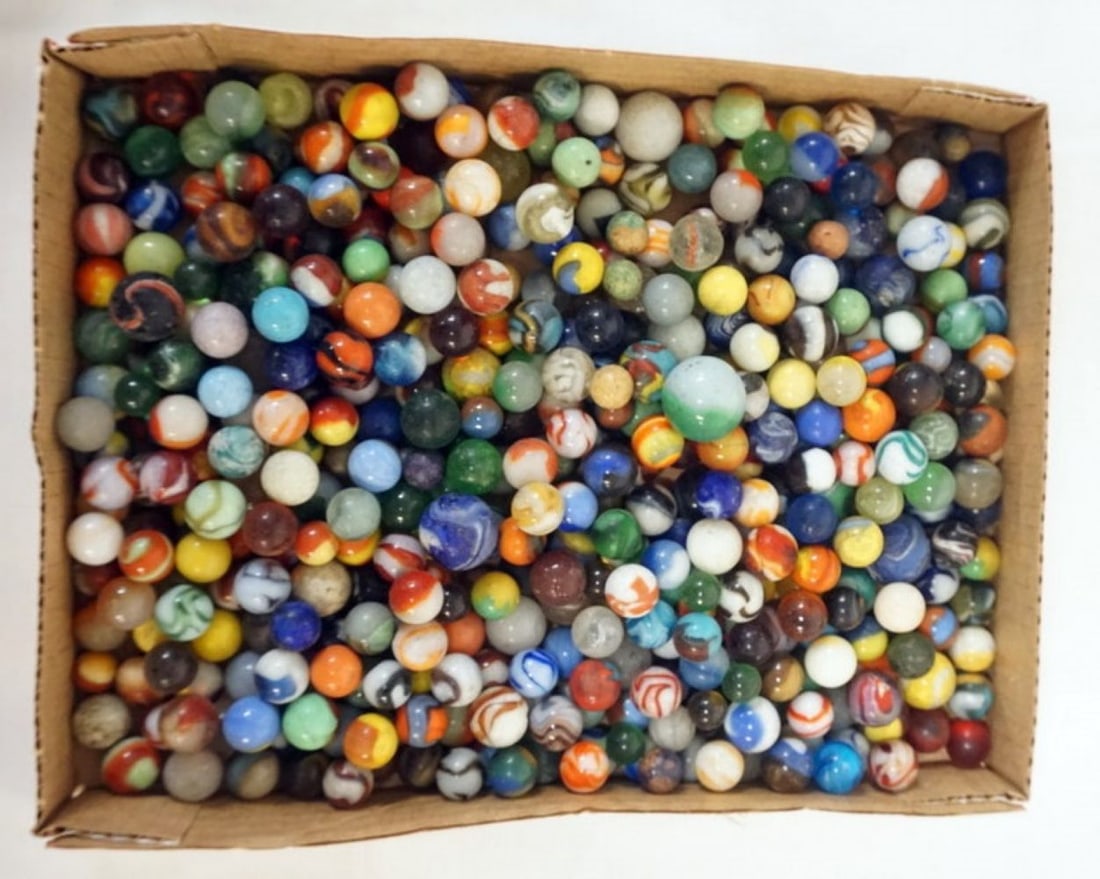 ASSORTED ANTIQUE MARBLES: LARGE ASSORTMENT OF ANTIQUE MARBLES