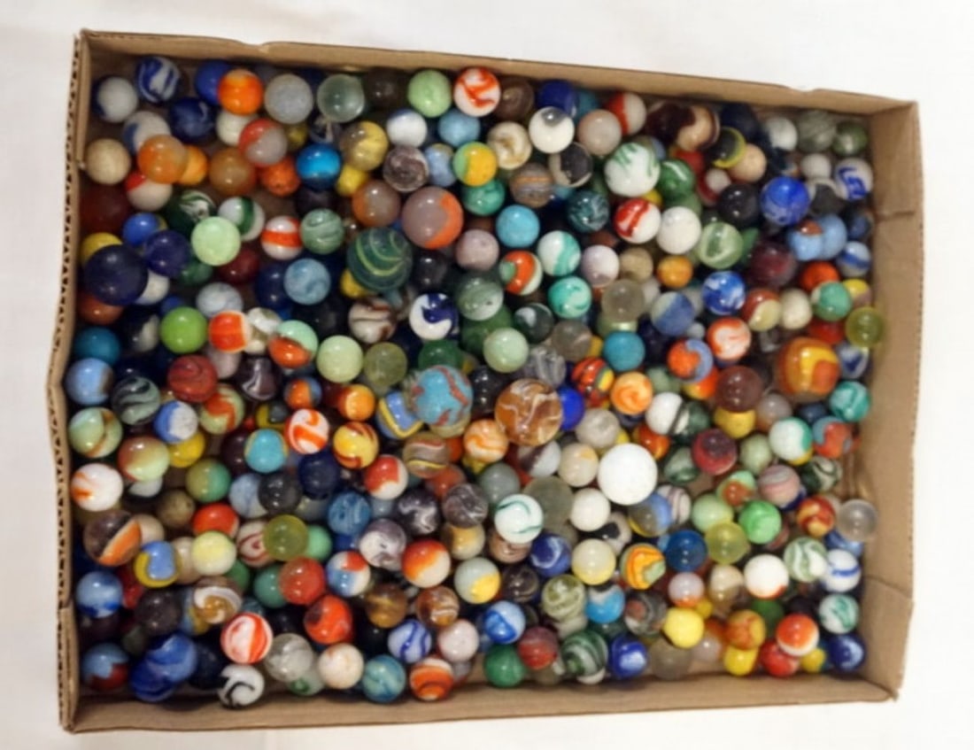 ASSORTED ANTIQUE MARBLES: LARGE ASSORTMENT OF ANTIQUE MARBLES