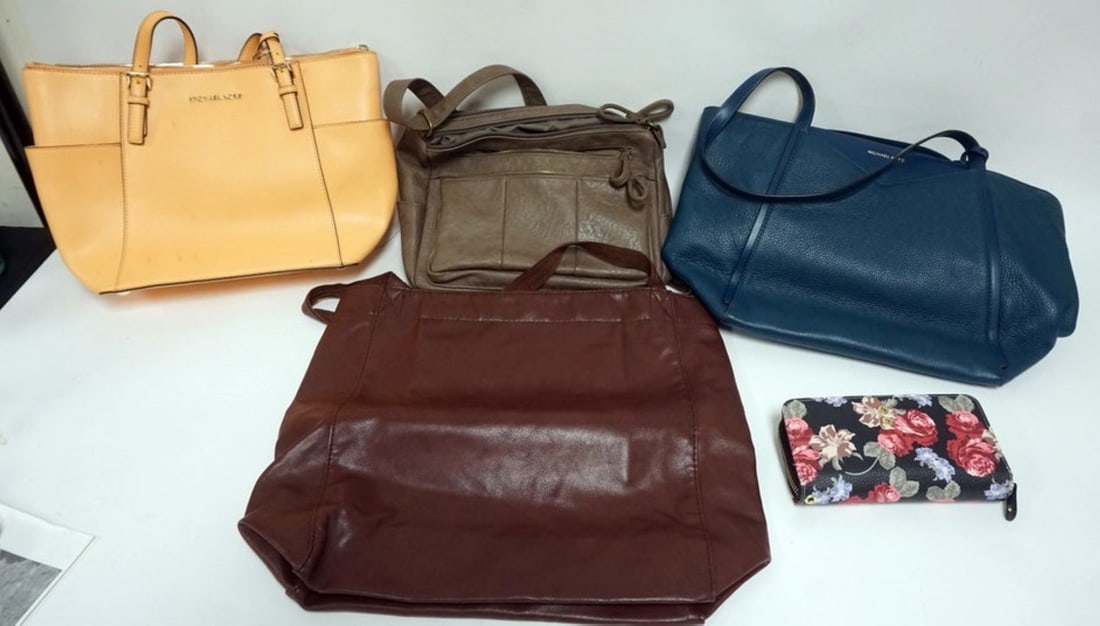MICHAEL KORS AND OTHER PURSES AND WALLET: 2 MICHAEL KORS BAGS, LEATHER SATCHEL, BUENO BAG AND STONE MOUNTAIN WALLET