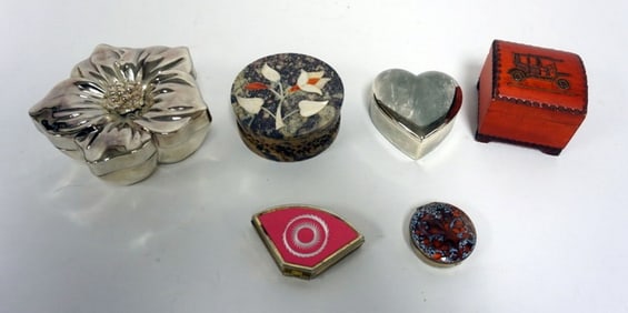 ASSORTMENT OF DRESSER AND PILL BOXES
