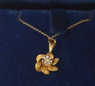 14K LADIES FLOWER NECKLACE WITH STONE