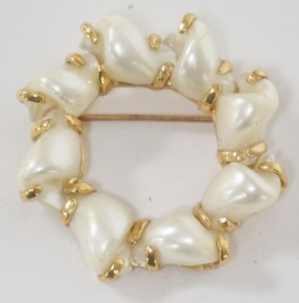 14K GOLD SEED PEARL PIN: 14K GOLD SEED TYPE PEARL PIN, APPROXIMATELY 1 1/4 IN DIAMETER, 4.51 DWT INCLUDING STONES