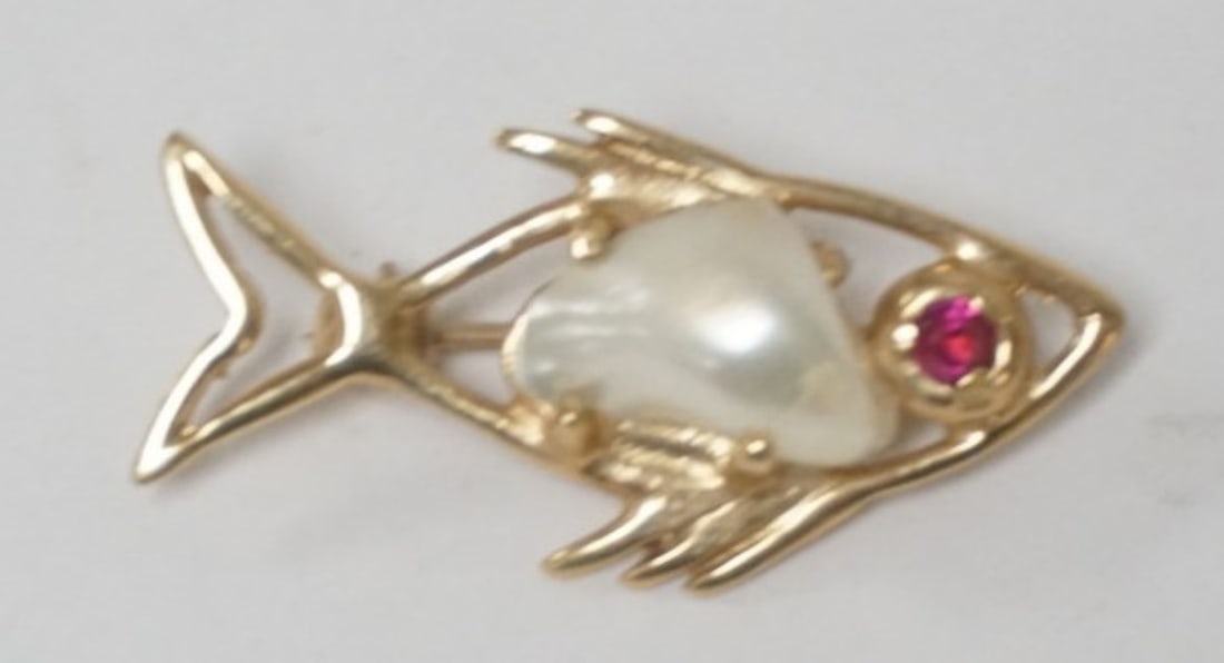14K GOLD FISH SEED PEARL PIN: 14K GOLD FISH SEED PEARL TYPE PIN WITH RED STONE EYE, APPROXIMATELY 1 1/2 IN LONG, 1.28 DWT INCLUDING STONES