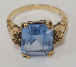 14K BLUE STONE LADIES RING
