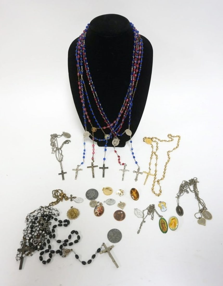 ASSORTED RELIGIOUS JEWELRY: ASSORTED RELIGIOUS JEWELRY INCLUDING 9 ROSARIES, 3 CROSS NECKLACES AND OTHER NECKLACES ETC.