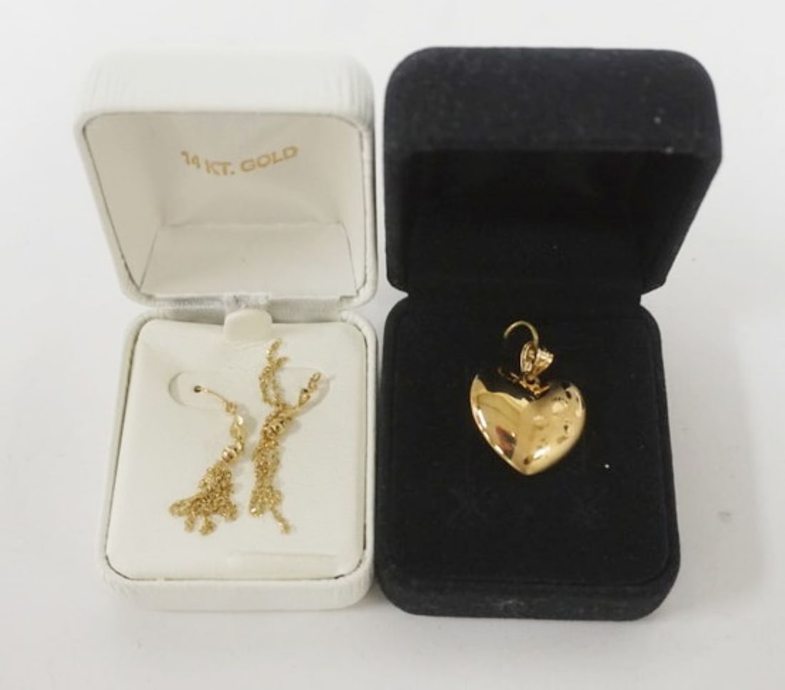 14K GOLD PENDANT AND EARRINGS: 14K GOLD PENDANT AND EARRINGS, 1.59 DWT