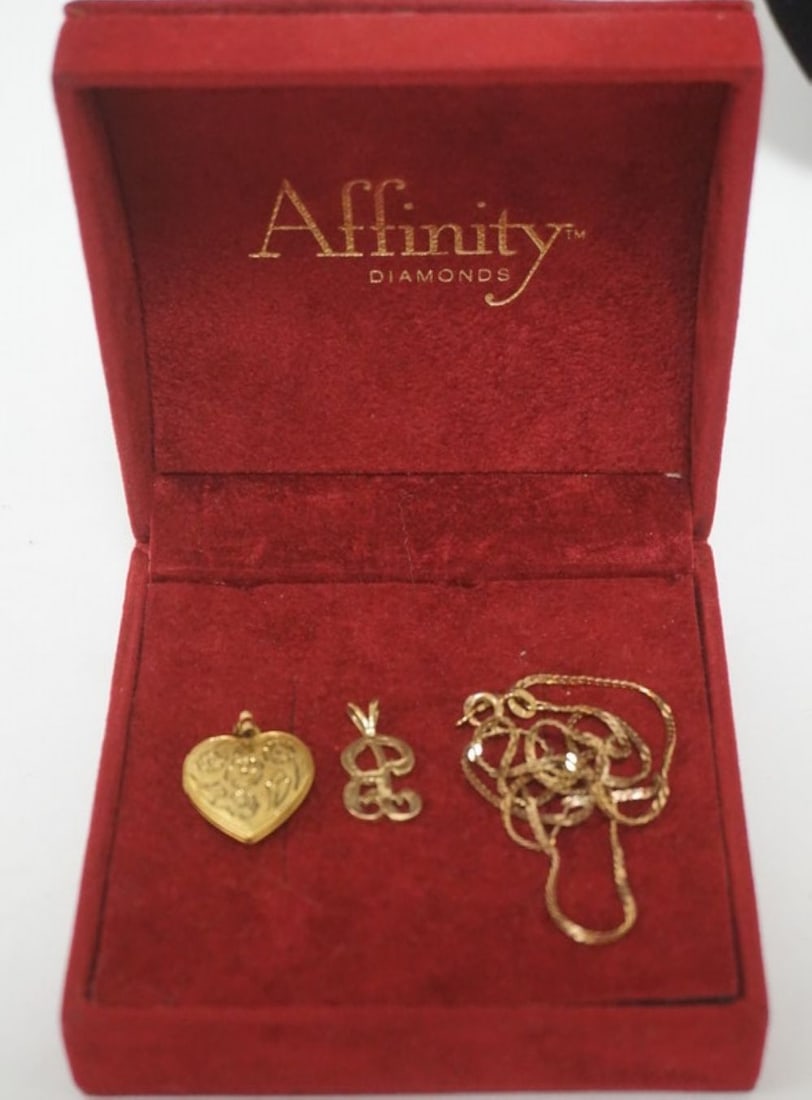 14K GOLD INITIAL NECKLACE: 14K GOLD INITIAL NECKLACE AS FOUND, 2.71 DWT AND HEART LOCKET