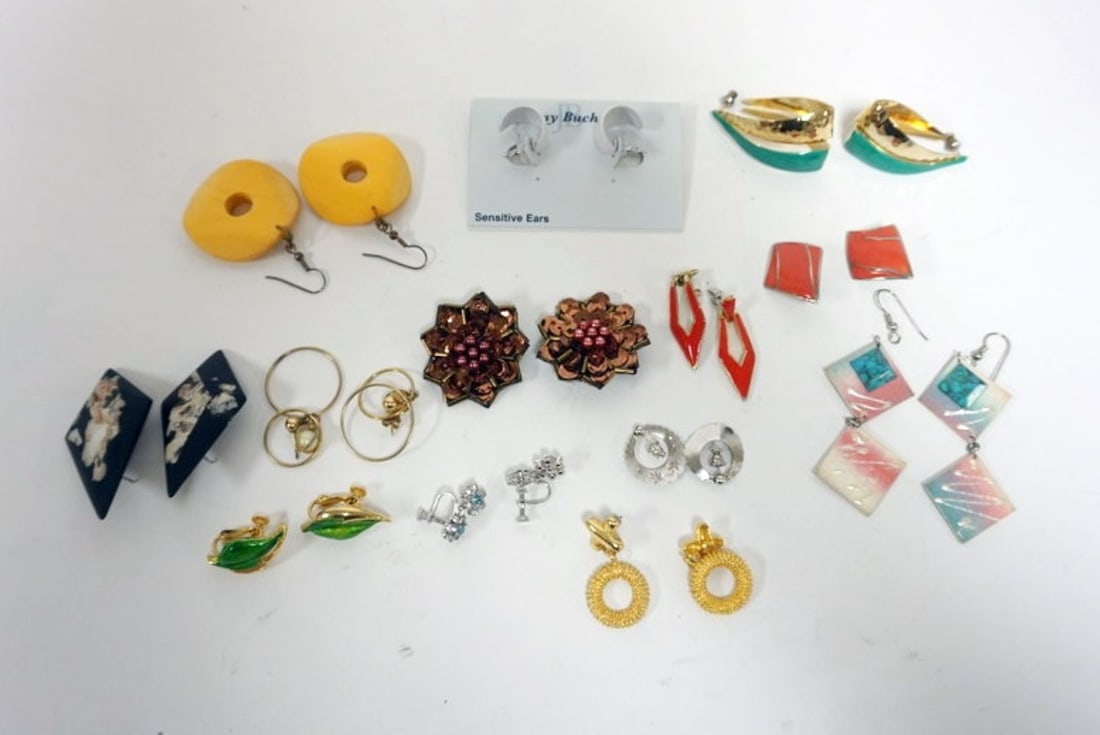 ASSORTED LADIES EARRINGS: 13 PAIRS OF LADIES EARRINGS