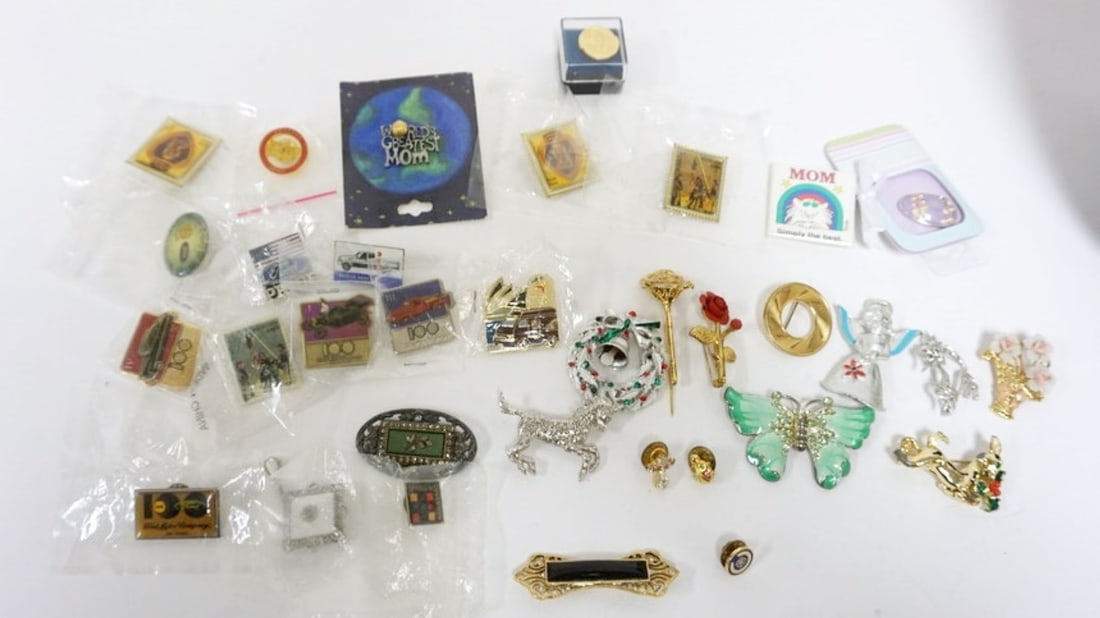 ASSORTED PINS: 34 ASSORTED PINS INCLUING HOLIDAY AND FORD