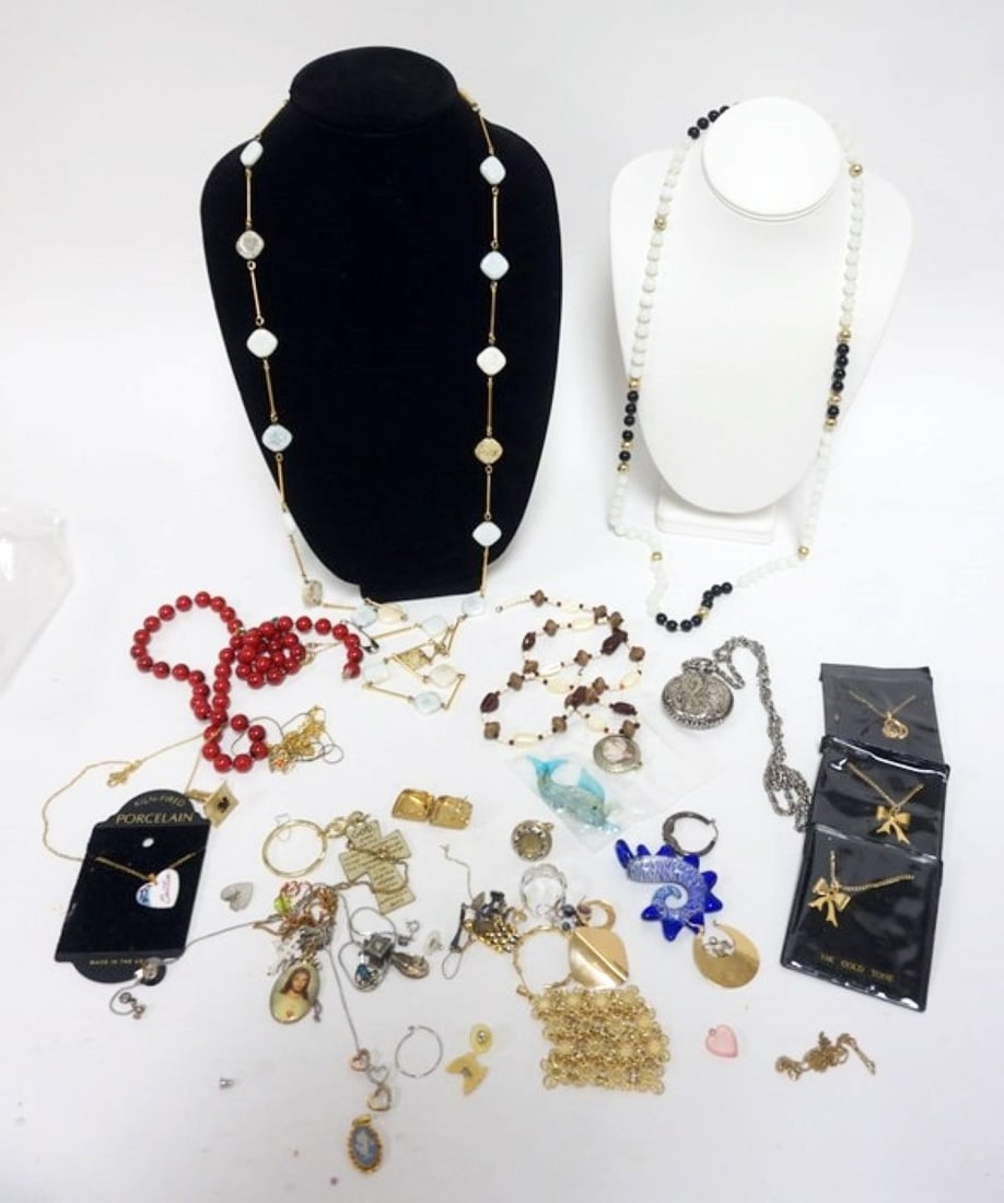 ASSORTED LADIES JEWELRY: ASSORTED LADIES JEWELRY AS FOUND, RINGS, PINS, NECKLACES, ETC