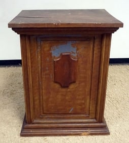 ANTIQUE PODIUM