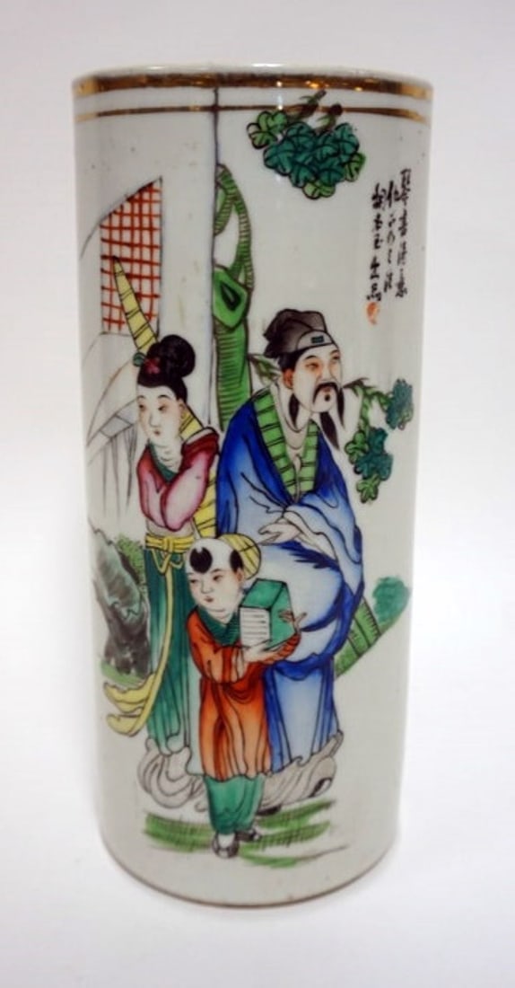 CHINESE PORCELAIN VASE: CHINESE PORCELAIN VASE, CHARACTER MARKS ON BASE, APPROXIMATELY 11 IN HIGH