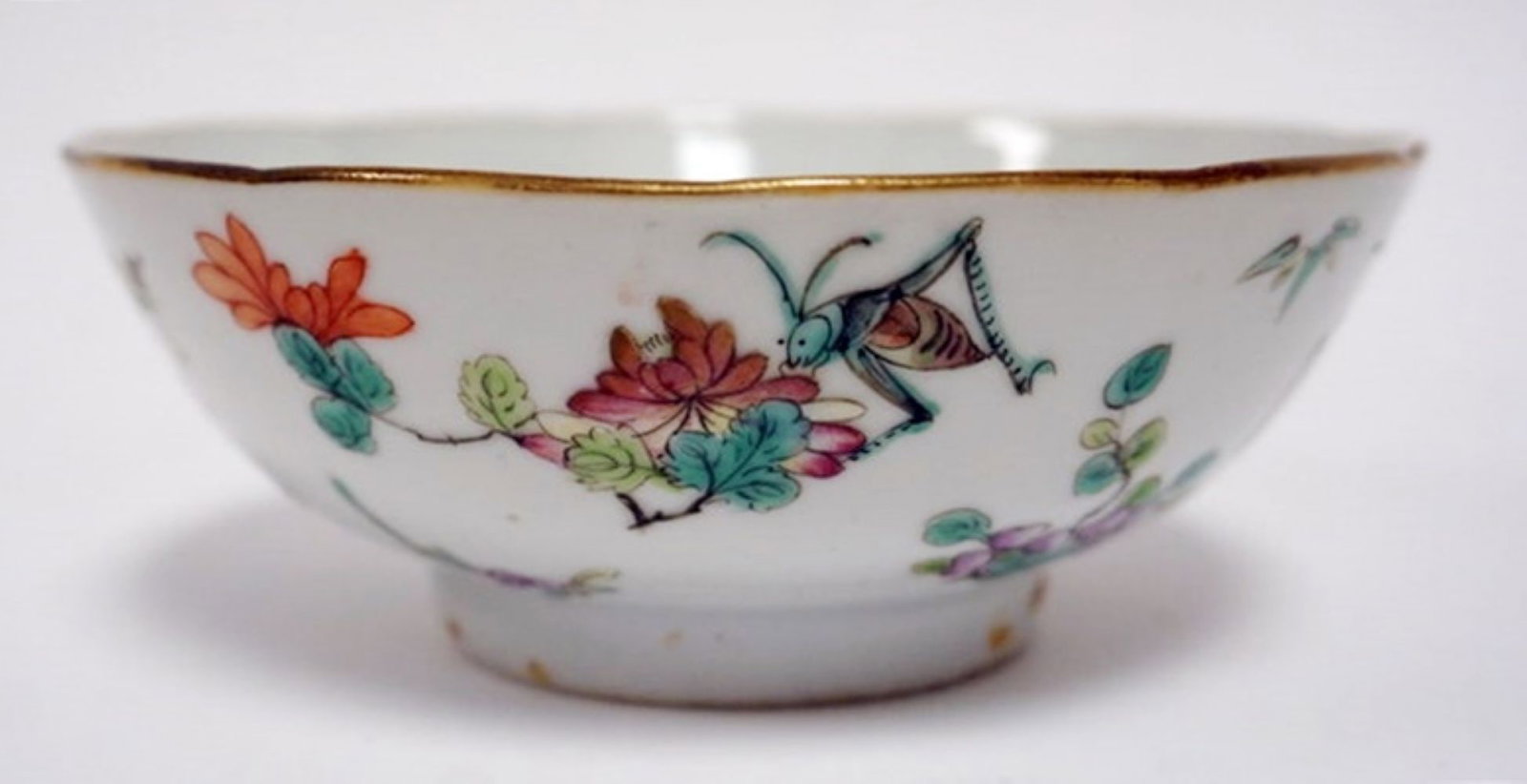 CHINESE PORCELAIN BOWL: CHINESE PORCELAIN BOWL W/MAGES OF GRASSHOPPERS & FLOWERS ON OUTER EDGE, CHARACTER MARKS ON BASE, APPROXIMATELY 5 1/4 IN X 2 IN HIGH