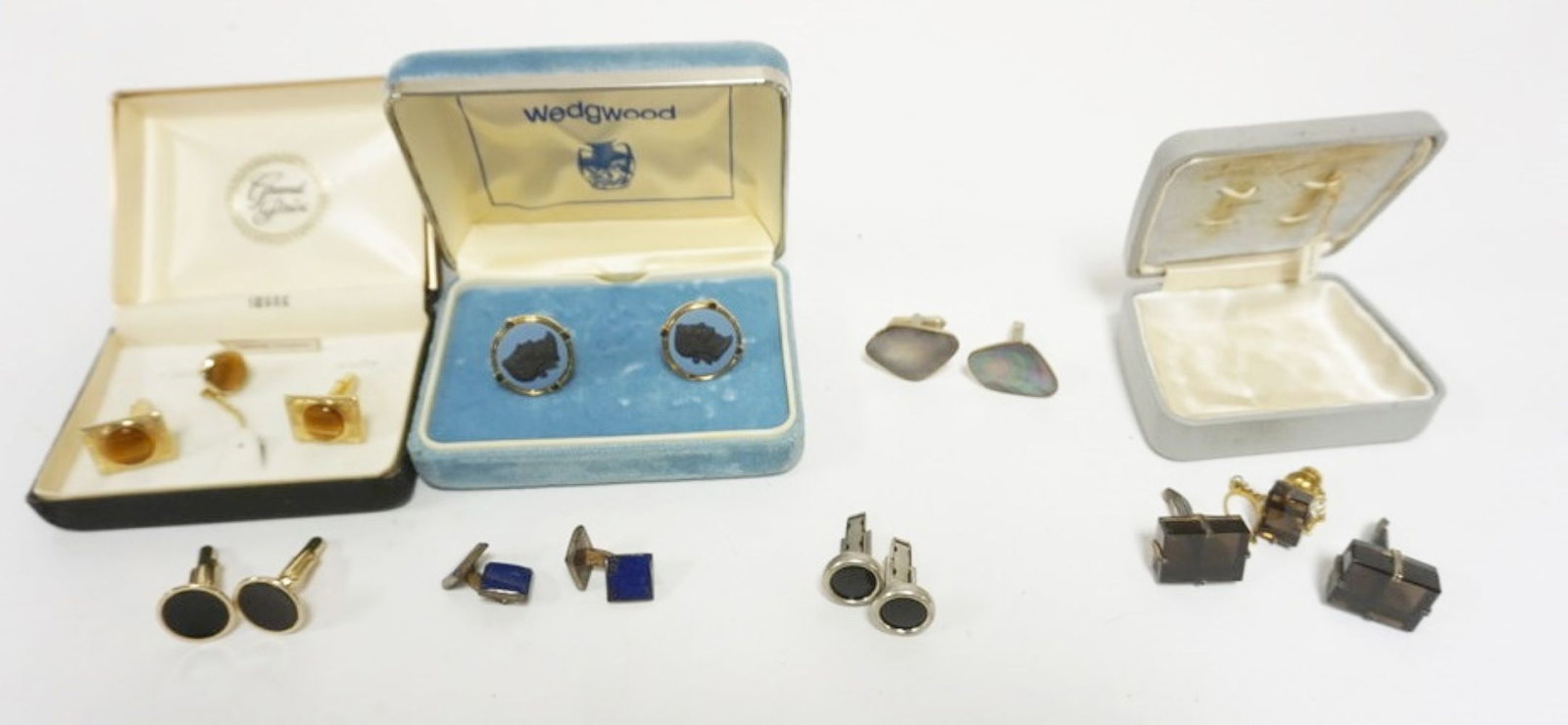 MENS TIE TACKS AND CUFF LINKS: ASSORTMENT OF MENS CUFF LINKS AND TIE TACKS, INCLUDING SWANK