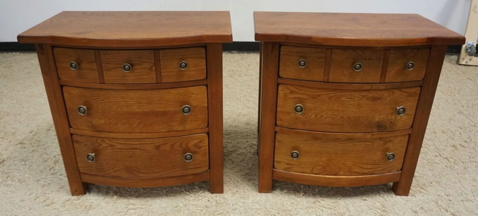 PAIR OF OAK 3 DRAWER BEDSIDE STANDS (1 of 3)