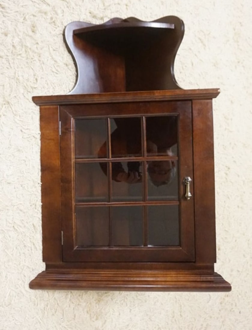 MAHOGANY HANGING CURIO CABINET: MAHOGANY HANGING CORNER CURIO CABINET, APPROXIMATELY 20 IN X 10 IN X 32 IN H