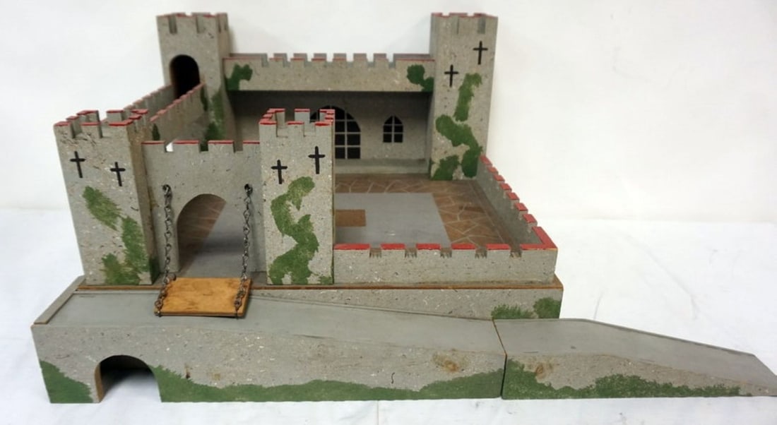 VINTAGE 1960S BRITAINS WOOD CASTLE: VINTAGE 1960S BRITAINS WOOD CASTLE, MIDEVIL CASTLE, APPROXIMATELY 17 IN X 14 IN X 12 IN H