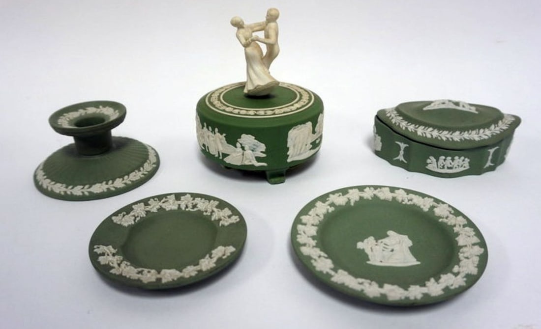 ASSORTED WEDGWOOD: GROUP OF ASSORTED GREEN & WHITE NEO CLASSICAL WEDGWOOD JASPERWARE, LARGEST PIECE APPROXIMATELY 5 1/2 IN H