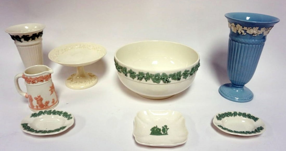 ASSORTED WEDGWOOD QUEENSWARE: GROUP OF ASSORTED WEDGWOOD QUEENSWARE, LARGEST PIECE APPROXIMATELY 9 IN H