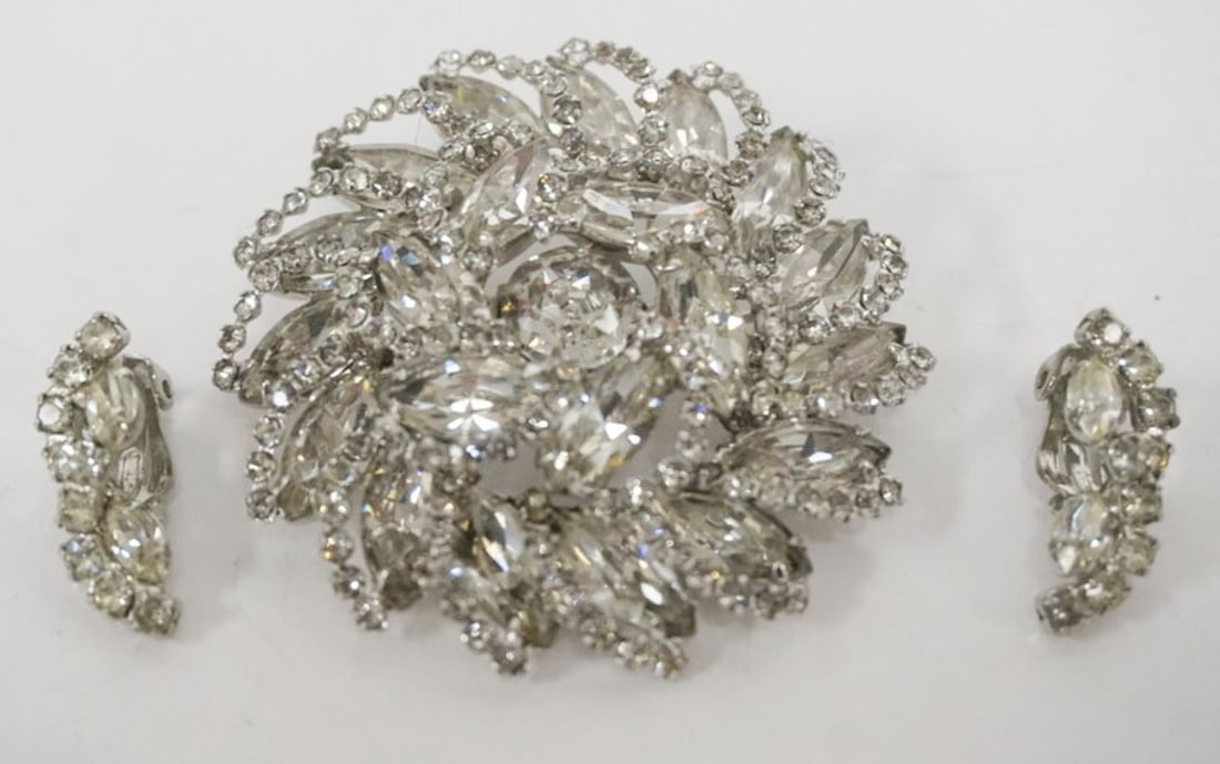 ALBERT WEISS RHINESTONE PIN AND EARRING SET: BEAUTIFUL ALBERT WEISS RHINESTONE PIN AND EARRING SET, PIN APPROXIMATELY 2 1/2 IN DIAMETER