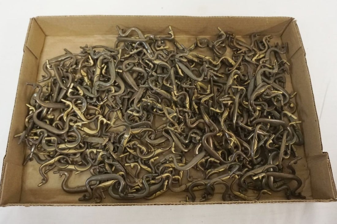 LARGE SELECTION OF VINTAGE HARDWARE: LARGE SELECTION OF VINTAGE HARDWARE GREAT FOR PROJECTS & RESTORATION