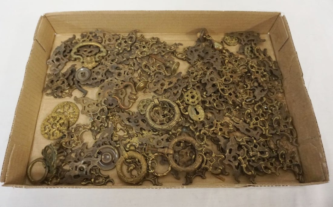 LARGE SELECTION OF VINTAGE HARDWARE (1 of 2)