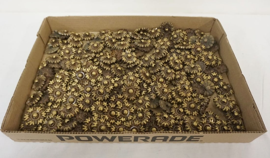 LARGE SELECTION OF VINTAGE HARDWARE: LARGE SELECTION OF VINTAGE HARDWARE GREAT FOR PROJECTS & RESTORATION