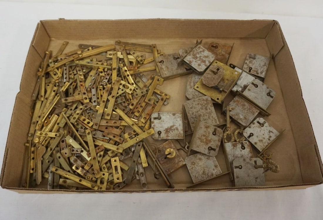 LARGE SELECTION OF VINTAGE HARDWARE (1 of 2)