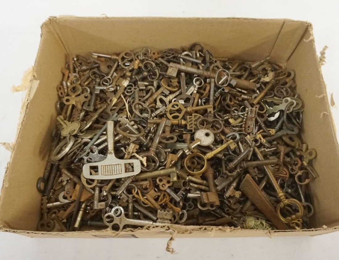LARGE ASSORTMENT OF ANTIQUE FURNITURE & CLOCK KEYS (1 of 2)