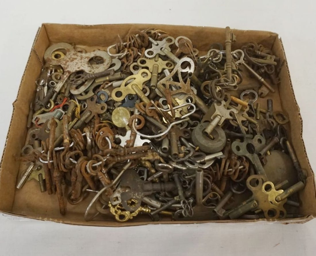 LARGE ASSORTMENT OF ANTIQUE FURNITURE & CLOCK KEYS (1 of 2)