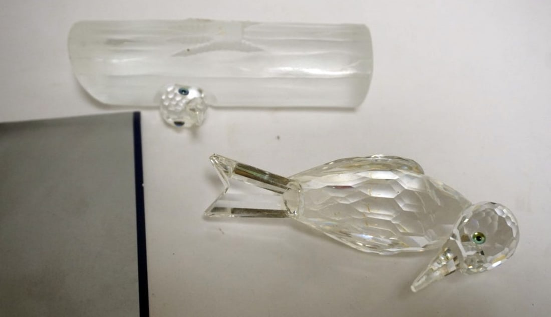 SWAROVSKI CRYSTAL FIGURE: SWAROVSKI CRYSTAL *1988 SHARING WOOD PECKERS* APPROIMATELY 4 1/2 IN X 3 IN