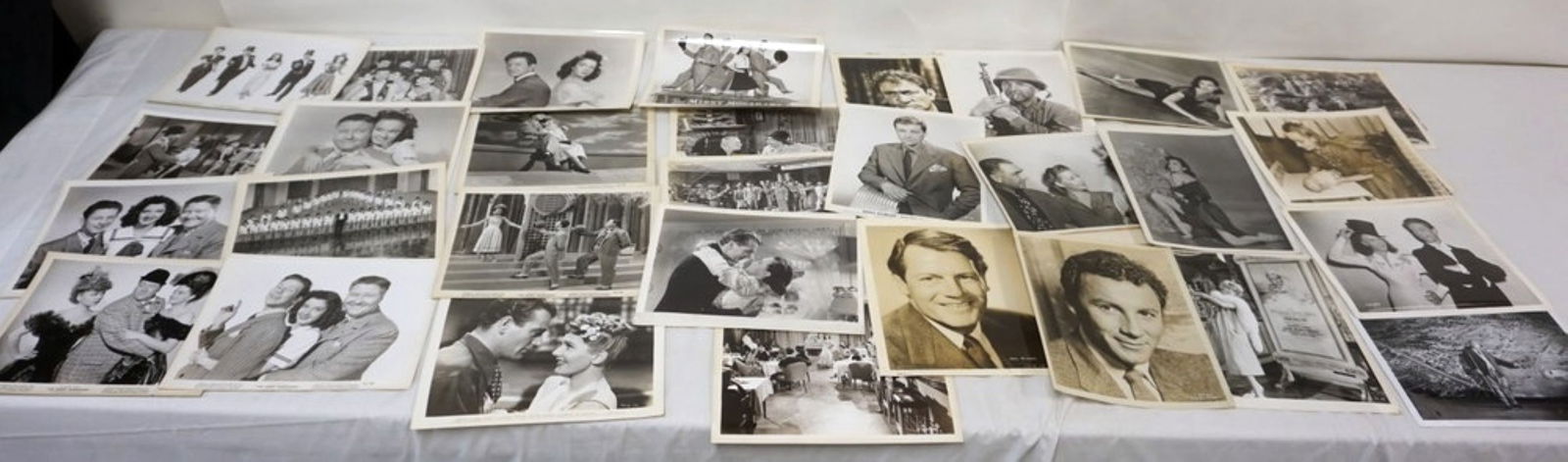 LARGE GROUP OF VINTAGE MOVIE STILLS: LARGE GROUP OF VINTAGE MOVIE STILLS