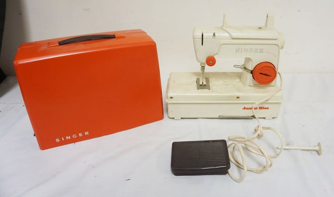 SINGER *JUNIOR MISS* SEWING MACHINE (1 of 5)