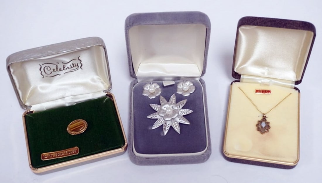 ASSORTED LADIES JEWELRY (1 of 3)