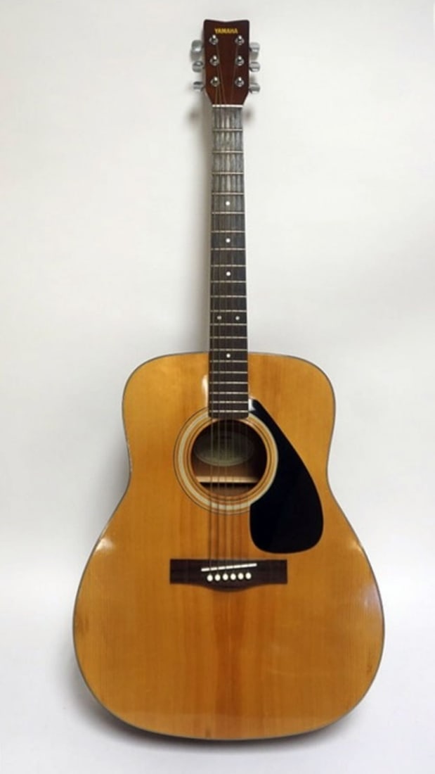 YAMAHA ACOUSTIC GUITAR (1 of 6)
